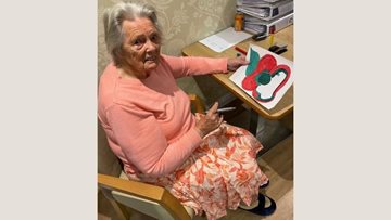 Cheshire Resident helps to decorate care home for Remembrance Sunday